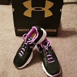 UNDER ARMOUR sneakers size 10